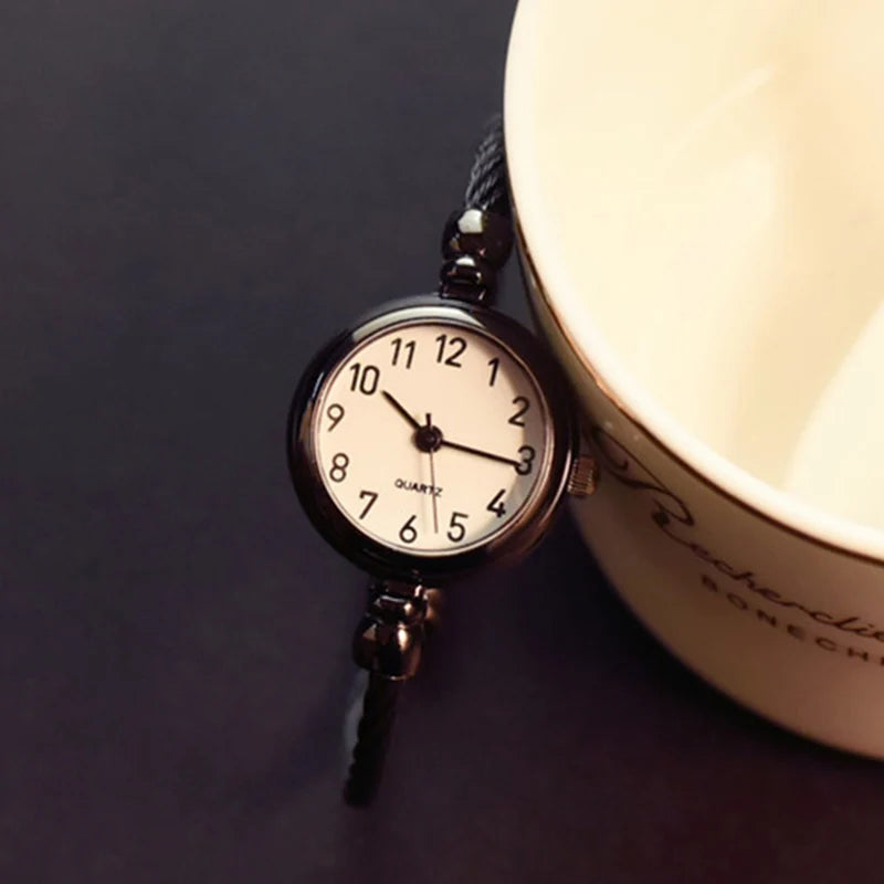 Elegância Clássica: Relógio de Pulso de Quartzo Estilo Retrô Reviva a era dourada da elegância com o nosso Relógio de Pulso de Quartzo Estilo Retrô. Inspirado nos clássicos relógios do passado, este acessório combina o charme vintage com a precisão moderna, proporcionando um toque de sofisticação ao seu estilo. Prepare-se para viajar no tempo enquanto ostenta este relógio que é mais do que apenas um acessório, é uma declaração de bom gosto e estilo atemporal.